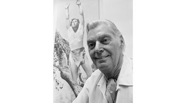 ARCHIVO - El héroe olímpico y actor de cine Johnny Weissmuller aparece frente a una fotografía de sí mismo como Tarzán, el 29 de junio de 1971. Weissmuller, quien interpretó a Tarzán en cine, fue una superestrella de la natación en Francia hace 100 años. (Foto AP, archivo)