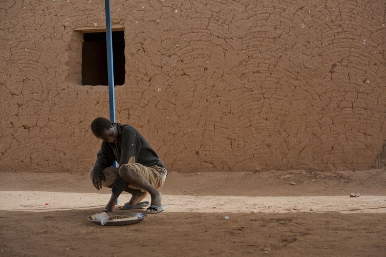 ARCHIVO – Un joven migrante expulsado de Argelia se sienta en un centro de tránsito en Arlit, Níger, el viernes 1 de junio de 2018. (AP Foto/Jerome Delay, Archivo)