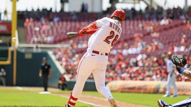 Kevin Newman de los Rojos de Cincinnati batea un sencillo de dos carreras ante los Mets de Nueva York, el jueves 11 de mayo de 2023. (AP Foto/Aaron Doster)