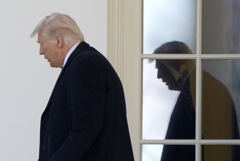 El presidente Donald Trump sale de la Oficina Oval para abordar el Marine One, en del Jardín Sur de la Casa Blanca, el viernes 14 de febrero de 2025, en Washington. (AP Foto/Alex Brandon)