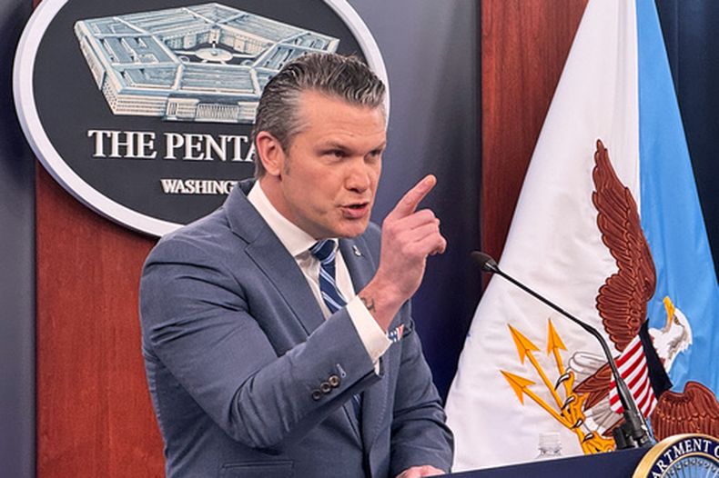 El secretario de Defensa estadounidense Pete Hegseth habla con los periodistas en una rueda de prensa en el Pentágono, en Washington, el jueves 16 de abril de 2026. (Foto AP/Kevin Wolf)