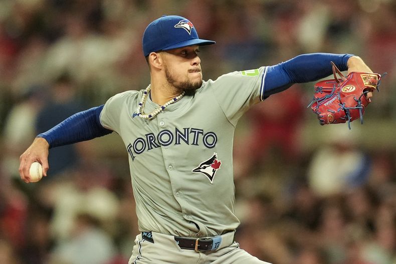 El puertorriqueño José Berríos, de los Azulejos de Toronto, labora frente a los Bravos de Atlanta el sábado 7 de septiembre de 2024 (AP Foto/Mike Stewart)