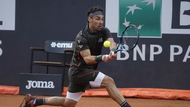 Fabio Fognini devuelve ante Andy Murray en el Abierto de Italia, el miércoles 10 de mayo de 2023, en Roma. (AP Foto/Gregorio Borgia)