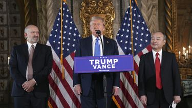 El virtual presidente electo Donald Trump en una conferencia de prensa en Mar-a-Lago, el lunes 16 de diciembre de 2024, en Palm Beach, Florida, acompañado del director general de SoftBank Group, Masayoshi Son, a la derecha, y el nominado a secretario de Comercio, Howard Lutnick. (AP Foto/Evan Vucci)