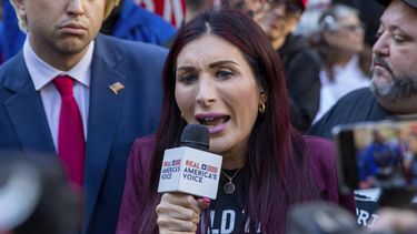 ARCHIVO - La activista de derecha Laura Loomer habla frente al tribunal donde se lleva a cabo el juicio por soborno de Donald Trump, el 15 de abril de 2024, en Nueva York. (AP Foto/Ted Shaffrey, Archivo)