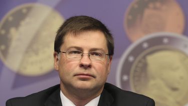 americateve | Esta fotograf&iacute;a de archivo del 9 de julio de 2013 muestra al primer ministro let&oacute;n Valdis Dombrovskis en el Consejo Europeo en Bruselas. Dombrovskis renunci&oacute; el mi&eacute;rcoles 27 de noviembre de 2013 tras aceptar responsabilidad pol