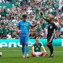 El árbitro Wilton Sampaio expulsa al sudafricano Sphephelo Sithole (izquierda) durante el partido entre México y Sudáfrica por el Grupo A del Mundial, el jueves 11 de junio de 2026, en la Ciudad de México. (AP Foto/Natacha Pisarenko)