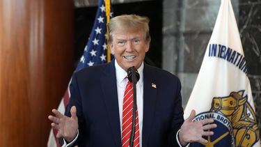 El expresidente de Estados Unidos, Donald Trump, que aspira a la candidatura del Partido Republicano a la Casa Blanca, habla tras una reunión con miembros de la Hermandad internacional de Camioneros, en la sede de la entidad, en Washington, el 31 de enero de 2024. (AP Foto/Andrew Harnik)