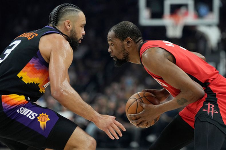 Kevin Durant, de los Rockets de Houston, controla un balón frente a Dillon Brooks, de los Suns de Phoenix, el martes 7 de abril de 2026 (AP Foto/Ross D. Franklin)