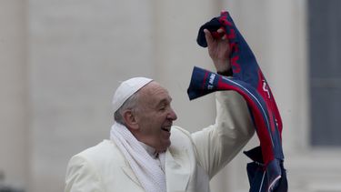 americateve | El papa Francisco agita una camiseta que le lanzaron desde la multitud al cabo de su audiencia general semanal en San Pedro, Vaticano, 27 de noviembre de 2013. Francisco design&oacute; a su secretario personal, monse&ntilde;o Alfred Xuereb, el jueves 28 d