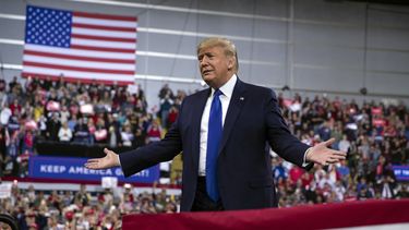 Trump busca el voto de sectores adversos, incluidos hispanos