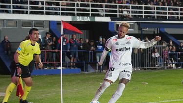 Neymar, del Santos de Brasil, cobra un tiro de esquina durante el partido de fútbol del Grupo D de la Copa Sudamericana contra San Lorenzo de Argentina, el martes 28 de abril de 2026, en Buenos Aires, Argentina. (AP Foto/Rodrigo Abd)