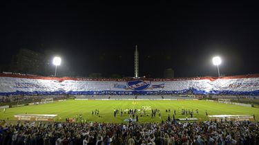 americateve | Foto de archivo del 4 de abril de 2013 en la que hinchas del club uruguayo Nacional despliegan una bandera gigante previo a un partido de la Copa Libertadores. (AP Foto/Matilde Campodonico, File)