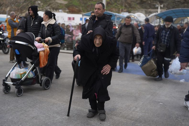 Flora Karamolegou, una mujer de 94 años quien dice haber sobrevivido a un sismo en Santorini en 1956, se sube a una embarcación para ir a la parte continental de Grecia, en Santorini, el 4 de febrero del 2025. (AP foto/Petros Giannakouris)