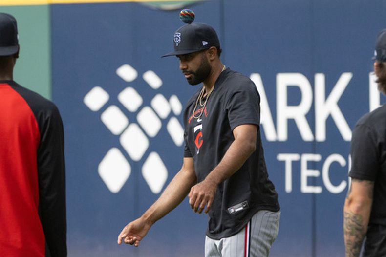 El relevista de los Mellizos de Minnesota, Yoendrys Gomez, equilibra un hacky sack en su cabeza mientras calienta antes de un partido de béisbol contra los Guardianes de Cleveland, el miércoles 22 de julio de 2026, en Cleveland. (Foto AP/Phil Long)