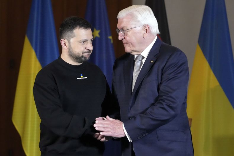 El presidente de Alemania, Frank-Walter Steinmerier, a la derecha, saluda al presidente de Ucrania, Volodymyr Zelenskyy, en el palacio de Bellevue Palace en Berlín, Alemania, el domingo 14 de mayo de 2023. (AP Foto/Matthias Schrader)