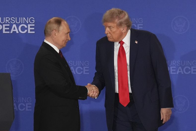 El presidente Donald Trump, derecha, estrecha la mano de su homólogo ruso Vladímir Putin durante una conferencia de prensa en la Base Conjunta Elmendorf-Richardson, el viernes 15 de agosto de 2025, en Alaska. (AP Foto/Jae C. Hong)