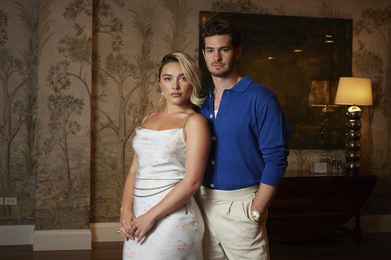 Florence Pugh, izquierda, y Andrew Garfield posan para un retrato para promocionar la película We Live in Time el martes 10 de septiembre de 2024 en Nueva York. (Foto Matt Licari/Invision/AP)