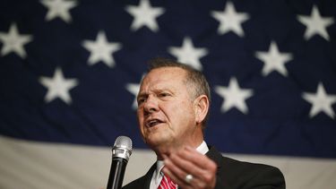 Republicanos apoyan a Moore pese a acusaciones sexuales