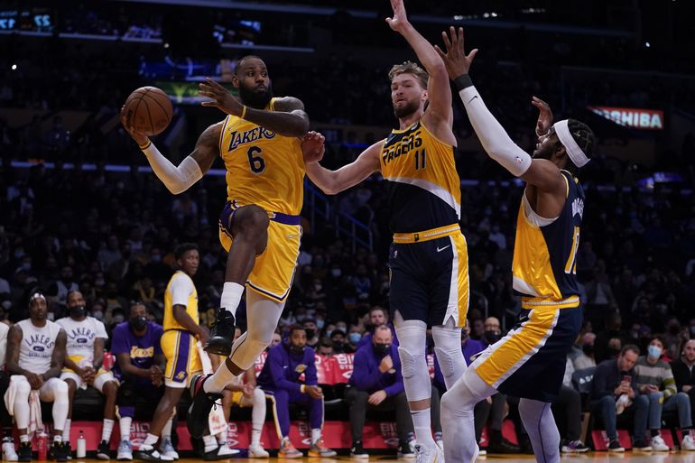 Pacers arrollan a Lakers en último cuarto y vencen 111-104