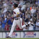 Austin Riley de los Bravos de Atlanta hace un gesto mientras recorre las bases tras conectar un jonrón de dos carreras frente a los Mellizos de Minnesota el martes 27 de junio del 2023. (AP Foto/John Bazemore)