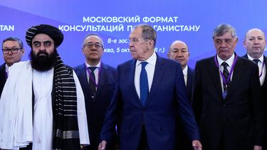 Al frente, de izquierda a derecha, el ministro de Asuntos Exteriores afgano Amir Khan Muttaqi, el ministro de Asuntos Exteriores ruso Sergey Lavrov y el enviado presidencial ruso en Afganistán, Zamir Kabulov, posan para una foto antes de las consultas en formato de Moscú sobre Afganistán en Moscú, lunes 5 de octubre de 2026. (Foto AP/Alexander Zemlianichenko)
