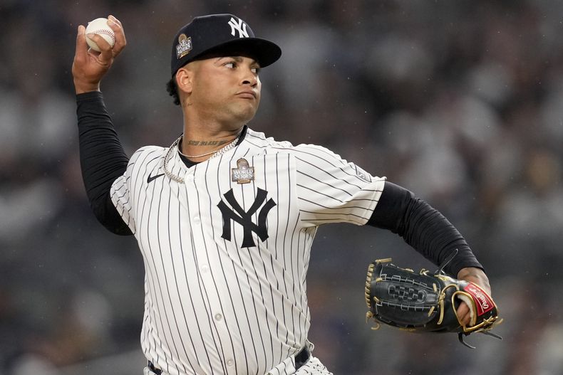 ARCHIVO - El lanzador dominicano Luis Gil, de los Yankees de Nueva York, lanza contra los Dodgers de Los Ángeles durante la primera entrada del Juego 4 de la Serie Mundial de béisbol, el martes 29 de octubre de 2024, en Nueva York. (AP Foto/Ashley Landis, Archivo)
