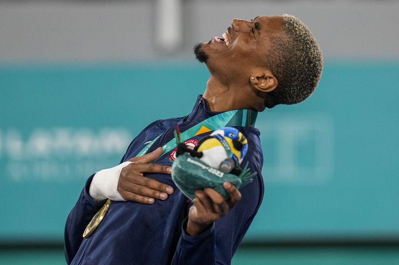 ARCHIVO - El estadounidense Carl Nickolas canta el himno nacional tras ganar la medalla de oro en los -80 kg del taekwondo de los Juegos Panamericanos, el 22 de octubre de 2022, en Santiago, Chile. (AP Foto/Esteban Félix)