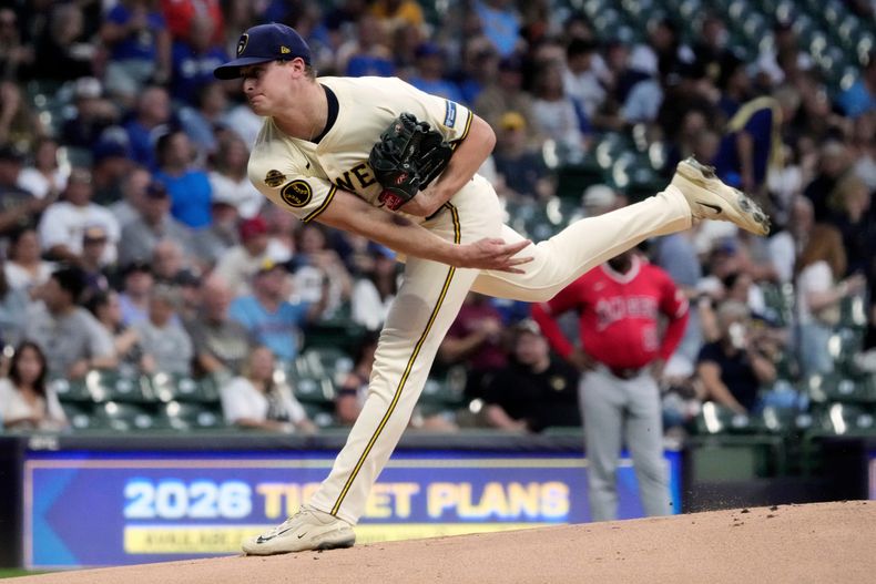 Quinn Priester, de los Cerveceros de Milwaukee, lanza durante la primera entrada de un juego de béisbol contra los Angelinos de Los Ángeles el jueves 18 de septiembre de 2025, en Milwaukee. (AP Photo/Morry Gash)