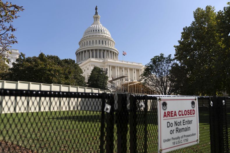 El acceso al lado oeste del Capitolio se encuentra cerrado mientras trabajadores siguen construyendo las gradas para la inauguración del nuevo mandato presidencial en 2025, el sábado 26 de octubre de 2024, en Washington. (AP Foto/José Luis Magaña)