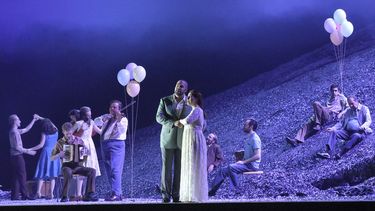 En esta imagen proporcionada por la Ópera Estatal de Baviera el tenor Brian Jagde, cento izquierda, y la soprano Elena Stikhina, centro a la derecha, durante una ensayo de Aida de Verdi con un montaje de Damiano Michieletto para la Ópera Estatal de Baviera en Munich, Alemania. (Wilfried Hösl/Bavarian State Opera vía AP)