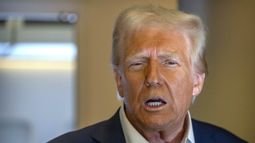 El presidente estadounidense Donald Trump habla con los reporteros a bordo del Air Force One en un viaje de Las Vegas a Miami, el sábado 25 de enero de 2025. (AP Foto/Mark Schiefelbein)