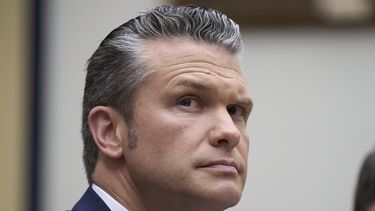 ARCHIVO – El secretario de Defensa de Estados Unidos, Pete Hegseth, responde preguntas sobre el presupuesto del Pentágono ante la Comisión de Servicios Armados del Senado en el Capitolio, en Washington, el 12 de junio de 2025. (AP Foto/J. Scott Applewhite, Archivo)