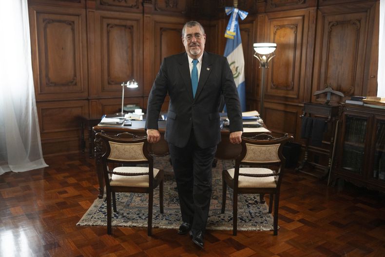 ARCHIVO - El presidente guatemalteco, Bernardo Arévalo, posa para una foto en el Palacio Nacional en Ciudad de Guatemala, el 20 de junio de 2024. El jueves 22 de agosto de 2024 diputados oficialistas de Guatemala presentaron una querella ante los Tribunales de justicia en contra del fiscal Rafael Curruchiche quién en la víspera solicitó el retiro de inmunidad del presidente guatemalteco Bernardo Arévalo, acusándolo de fomentar la corrupción (AP Foto/Santiago Billy, Archivo)