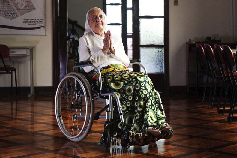 Foto de LongeviQuest, que muestra a la hermana Inah Canabarro, en ese entonces de 115 años, en Porto Alegre, Brasil, el 16 de febrero del 2024. (Carlos Macedo/LongeviQuest, via AP)