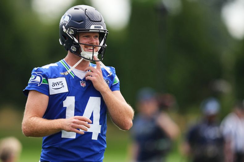 Sam Darnold, quarterback de los Seahawks de Seattle, sonríe durante una práctica, el domingo 26 de julio de 2026 en Renton, Washington (AP Foto/Lindsey Wasson)