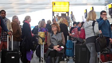americateve | Pasajeros esperan para cambiar suys boletos en la Terminal 5 del Aeropuerto Internacional de Heathrow, Londres, el s&aacute;bado, 7 de diciembre del 2013. Un problema t&eacute;cnico en la base central dce tr&aacute;fico a&eacute;reo caus&oacute; retrasos
