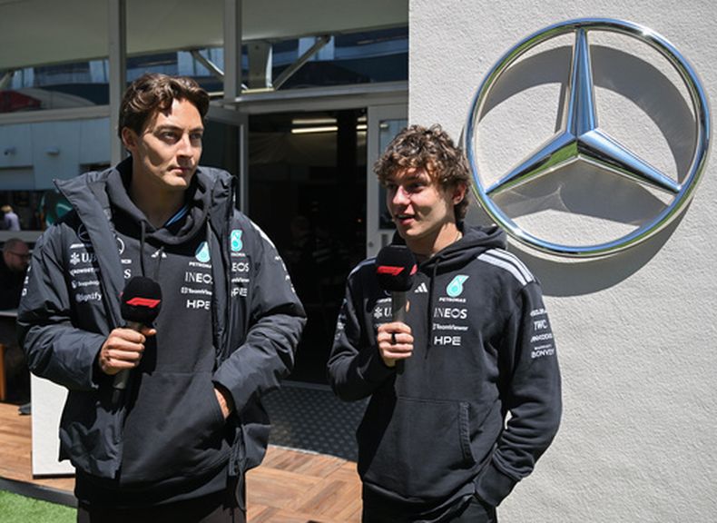 Los pilotos de Mercedes, George Russell de Gran Bretaña (izquierda) y Kimi Antonelli de Italia, conversan durante una entrevista en el paddock antes del Gran Premio de Canadá de Fórmula 1 en Montreal, el jueves 21 de mayo de 2026. (Graham Hughes/The Canadian Press vía AP)
