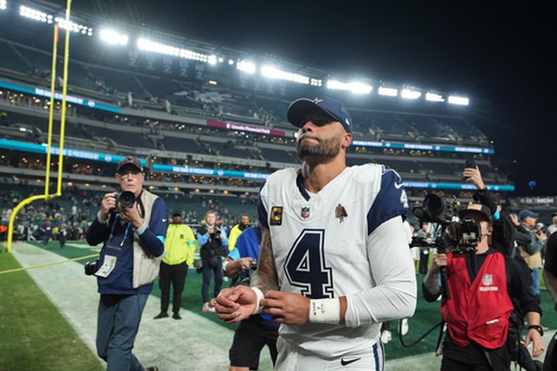 El quarterback Dak Prescott (4) de los Cowboys de Dallas tras la victoria ante los Eagles de Filadelfia, el lunes 26 de octubre de 2026, en Filadelfia. (AP Foto/Matt Rourke)