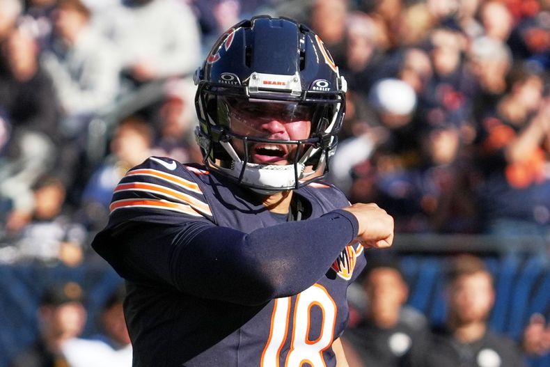 El quarterback de los Bears de Chicago Caleb Williams (18) celebra después de lanzar un pase de touchdown a DJ Moore en la primera mitad del partido ante los Steelers de Pittsburgh, el domingo 23 de noviembre de 2025, en Chicago. (AP Foto/Nam Huh)