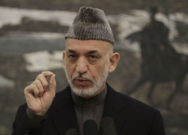 El presidente afgano Hamid Karzai habla durante una conferencia de prensa en el palacio presidencial en Kabul, el s&aacute;bado 16 de noviembre de  2013. Karzai anunci&oacute; que negociadores afganos y estadounidenses terminaron de redactar un pol&eacute
