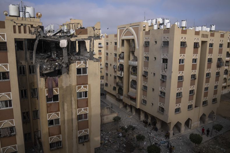 Un edificio dañado en el sitio donde se ubicaba el apartamento de Ali Ghali, un alto comandante de la Yihad Islámica, después de un ataque aéreo israelí en Khan Younis, en el sur de la Franja de Gaza, el jueves 11 de mayo de 2023. (AP Foto/Fatima Shbair)