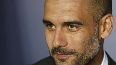americateve | El t&eacute;cnico de Bayern Munich, Pep Guardiola, observa un partido por la Supercopa de Europa contra Chelsea el 30 de agosto de 2013 en Praga. (AP Photo/Matthias Schrader, File)