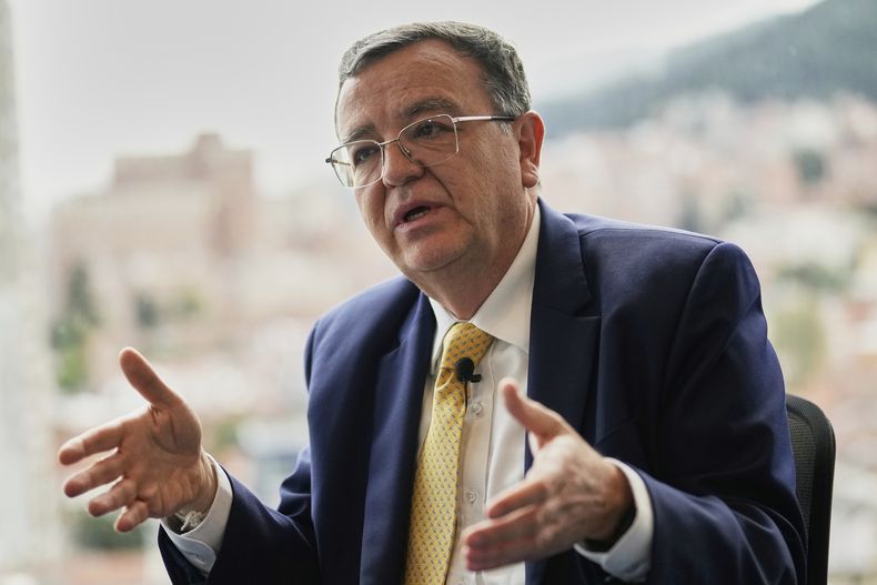 El presidente de la Jurisdicción Especial para la Paz, el juez Alejandro Ramelli Arteaga, en una entrevista en Bogotá, Colombia, el martes 1 de julio de 2025. (AP Foto/Fernando Vergara)