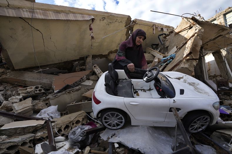 ARCHIVO - Mariam Kourani saca un coche juguete de entre los escombros de su casa destruida tras regresar con su familia al pueblo de Hanouiyeh, en el sur del Líbano, el 28 de noviembre de 2024, tras el alto el fuego entre Israel y Hezbollah. (AP foto/Hussein Malla, archivo)