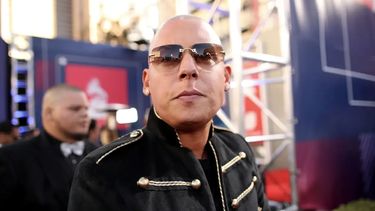 arrestan al famoso cantante cosculluela por violencia de genero