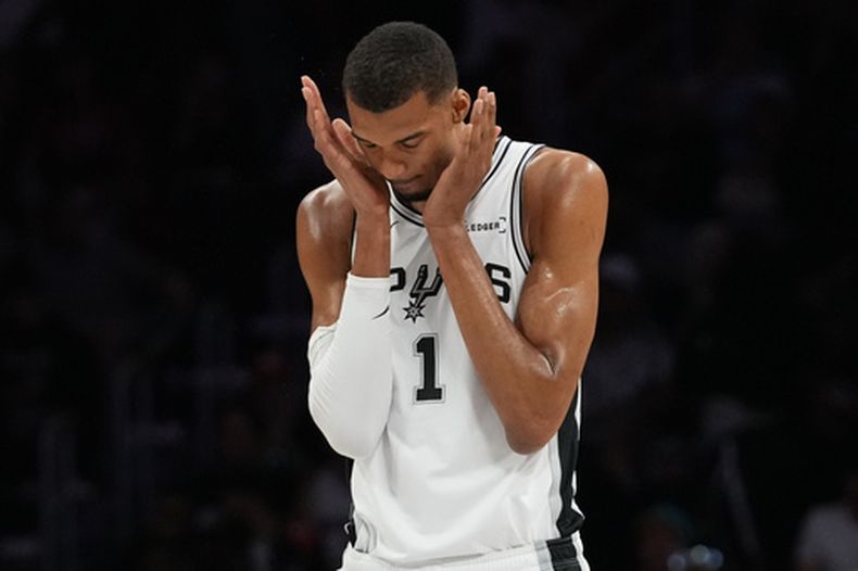 Victor Wembanyama (1) de los Spurs de San Antonio durante el primer tiempo contra el Heat de Miami, el lunes 23 de marzo de 2026, en Miami. (AP Foto/Lynne Sladky)