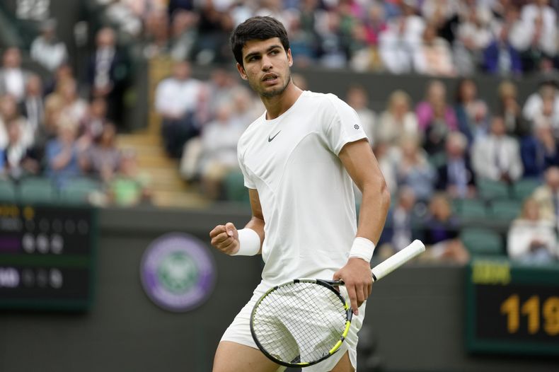 Carlos Alcaraz celebra tras ganar un punto ante Jeremy Chardy en la primera ronda del torneo de Wimbledon, el martes 4 de julio de 2023, en Londres. (AP Foto/Kirsty Wigglesworth)