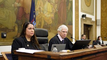 ARCHIVO - El juez Arthur Engoron y la principal asistente jurídica Allison Greenfield durante el juicio civil por fraude del expresidente Donald Trump en la Corte Suprema de Nueva York, el 17 de octubre de 2023, en Nueva York. (AP Foto/Seth Wenig, Pool, Archivo)