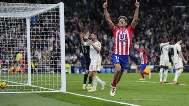 Marcos Llorente celebra tras anotar el gol del Atlético de Madrid en el empate 1-1 contra el Real Madrid en la Liga de España, el domingo 4 de febrero de 2024. (AP Foto/Bernat Armangue)